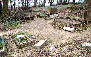 Zdewastowany cmentarz ewangelicki w Mrągowie